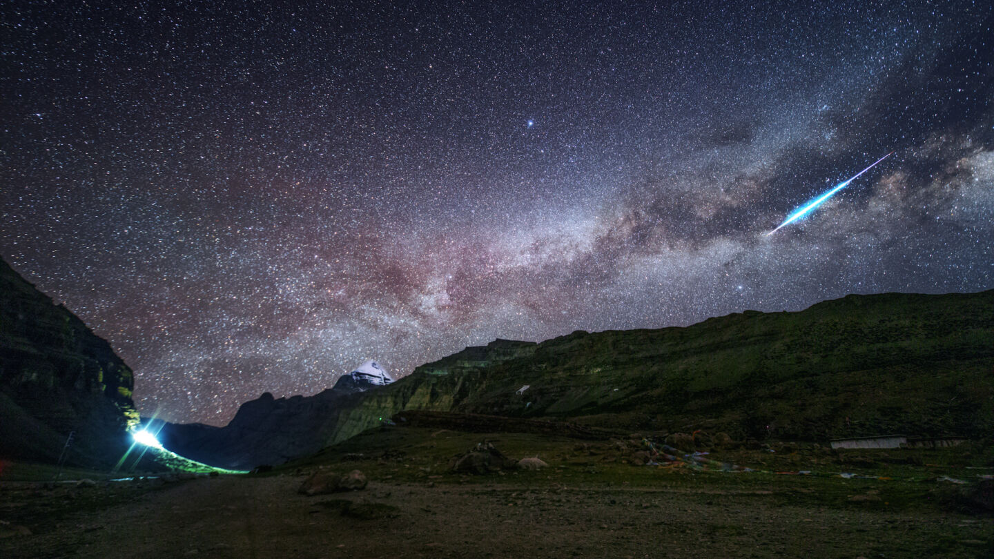 Lyrids 2022: A Lyrid meteor streaks across the night sky in front of the Milky Way